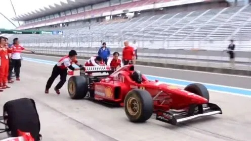 F1起步那一推，背后的奥秘与技巧揭秘