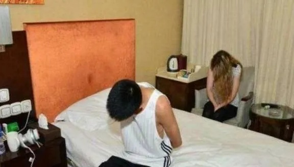 揭秘查房风波，男子查老婆开房记录，真相背后引人深思