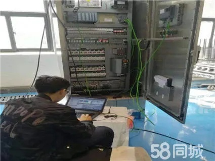 检修PLC控制器的机械设备